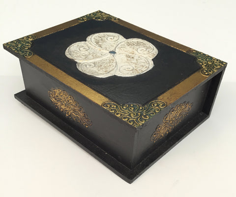 LIDDED BOX LARGE WITH FLOWER