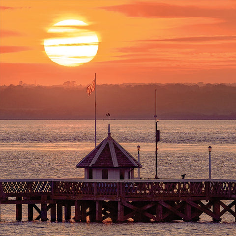 COASTER SUNSET BEHIND YARMOUTH PIER